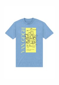 Světle modré tričko s žlutým obdélníkem, na kter�ém je náčrt slunečnic, text "VAN GOGH" a citát "Co je uděláno z lásky, je dobře uděláno."