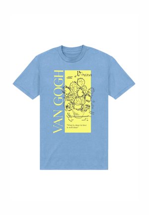 Světle modré tričko s žlutým obdélníkem, na kterém je náčrt slunečnic, text "VAN GOGH" a citát "Co je uděláno z lásky, je dobře uděláno."