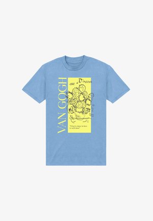 Světle modré tričko s žlutým obdélníkem, na kterém je náčrt slunečnic, text "VAN GOGH" a citát "Co je uděláno z lásky, je dobře uděláno."