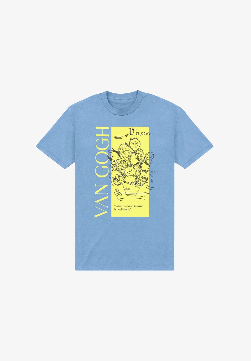 Camiseta de color azul claro con un rectángulo amarillo que presenta un boceto de girasoles, texto "VAN GOGH" y la cita "Lo que se hace con amor está bien hecho."