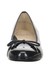 Bouton en cuir verni noir avec un nœud, dessus texturé gris, design bas et style à enfiler. Doublure intérieure lisse visible.