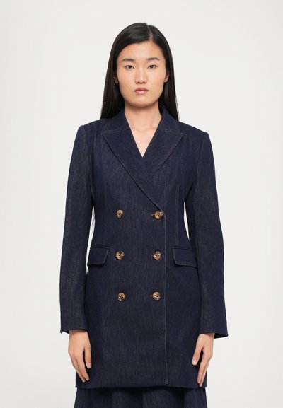 Marineblå dobbeltbrystet blazer med gyldne knapper, skarpe klapper, to forlommer og et struktureret stofdesign.