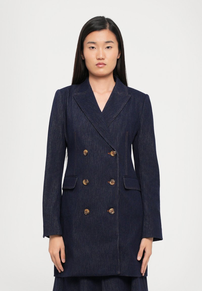 Marineblauwe dubbelbreasted blazer met gouden knopen, scherpe revers, twee voorkwakken en een gestructureerd stofontwerp.