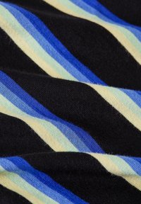 Pruhovaná látka s střídajícími se pásy tmavě modré, světle modré, světlé zelené a krémové na černém pozadí. Hladká textura.