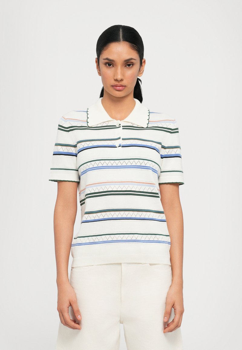 Polo a righe con maniche corte, caratterizzato da linee orizzontali in verde, blu e rosa su sfondo bianco; dettagli del colletto ondulato.