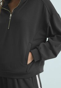 Next HALF ZIP - Pusa - black