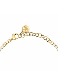Bracciale in oro con gemme trasparenti, una catena delicata e un gancio a mò di aragosta con un charm che mostra un design a foglia.
