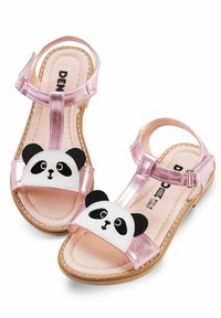 Sandalias metálicas rosas que presentan un diseño de cara de panda en las correas, con orejas negras y acentos blancos. Suela plana con cierre de hebilla.