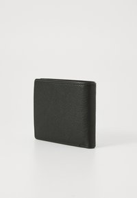 Zwarte leren portemonnee met een gestructureerd oppervlak, rechthoekige vorm en een dun profiel, met minimale stiksels en geen zichtbare hardware.