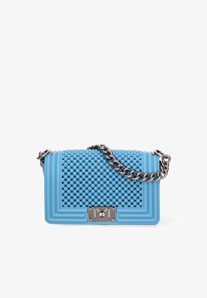 Borsa a tracolla blu chiaro con texture, dotata di una catena, caratterizzata da un motivo a perline in rilievo, fondo piatto e una chiusura metallica sul davanti.
