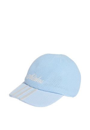 Jasnoniebieska oddychająca siatkowa czapka Adidas z zakrzywionym daszkiem i trzema odblaskowymi paskami na daszku.