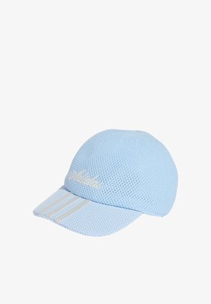Jasnoniebieska oddychająca siatkowa czapka Adidas z zakrzywionym daszkiem i trzema odblaskowymi paskami na daszku.