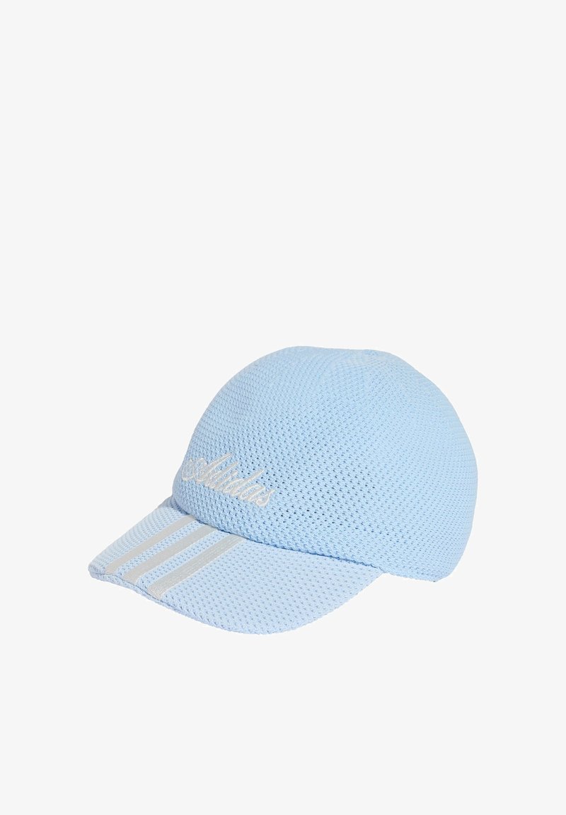 Casquette Adidas en maille respirante bleu clair avec une visière courbée et trois bandes réfléchissantes sur la visière.