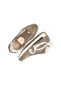 Sneaker in suede marrone con tessuto testurizzato, accenti bianchi e un logo distintivo. Presentano lacci, una suola in gomma e una punta rinforzata.