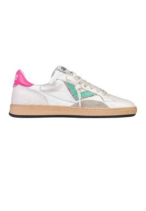 Sneaker bianca low-top con linguetta del tallone rosa, dettaglio laterale verde strutturato, suola beige e lacci bianchi su sfondo bianco.