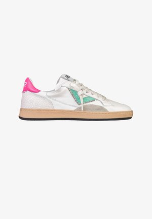 Sneaker bianca low-top con linguetta del tallone rosa, dettaglio laterale verde strutturato, suola beige e lacci bianchi su sfondo bianco.