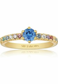 Anello in oro con una gemma blu centrale e piccole pietre multicolori lungo la fascia. Impostazione texturizzata, finitura lucida. Nome del marchio incisa.