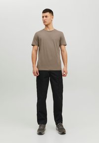 Jack & Jones JJEORGANIC TEE SS O-NECK NOOS - T-shirt basique - brown