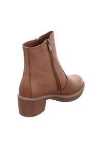 Braune Leder-Ankle-Boots mit einem seitlichen Reißverschluss, runder Zehenform und strukturiertem beigen Absatz; elegantes Design mit minimalen Nähdetails.