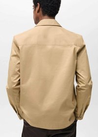 Khaki skjorte med lige snit, lange ærmer og knapmanchetter. Har en foldet krave og glat, let skinnende stof.