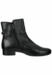 Černá kožená kotníková bota se zipem na boku, nízkým blokovým podpatkem a dekorativním páskem s kovovým akcentem. Hladká textura po celé ploše.