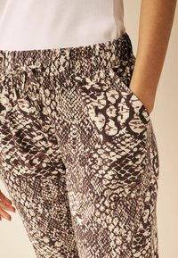 Next JOGGERS - Jogginghose - snake print