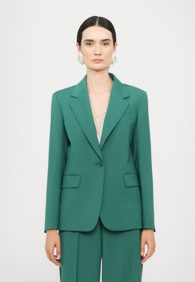 Groene op maat gemaakte blazer met een notch revers, sluiting met één knoop en voorzakken. Glad materiaal met een gestructureerde pasvorm.