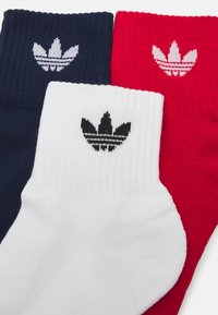 adidas Originals MID ANKLE UNISEX 3 PACK - Čarape - night indigo/white/better scarlet