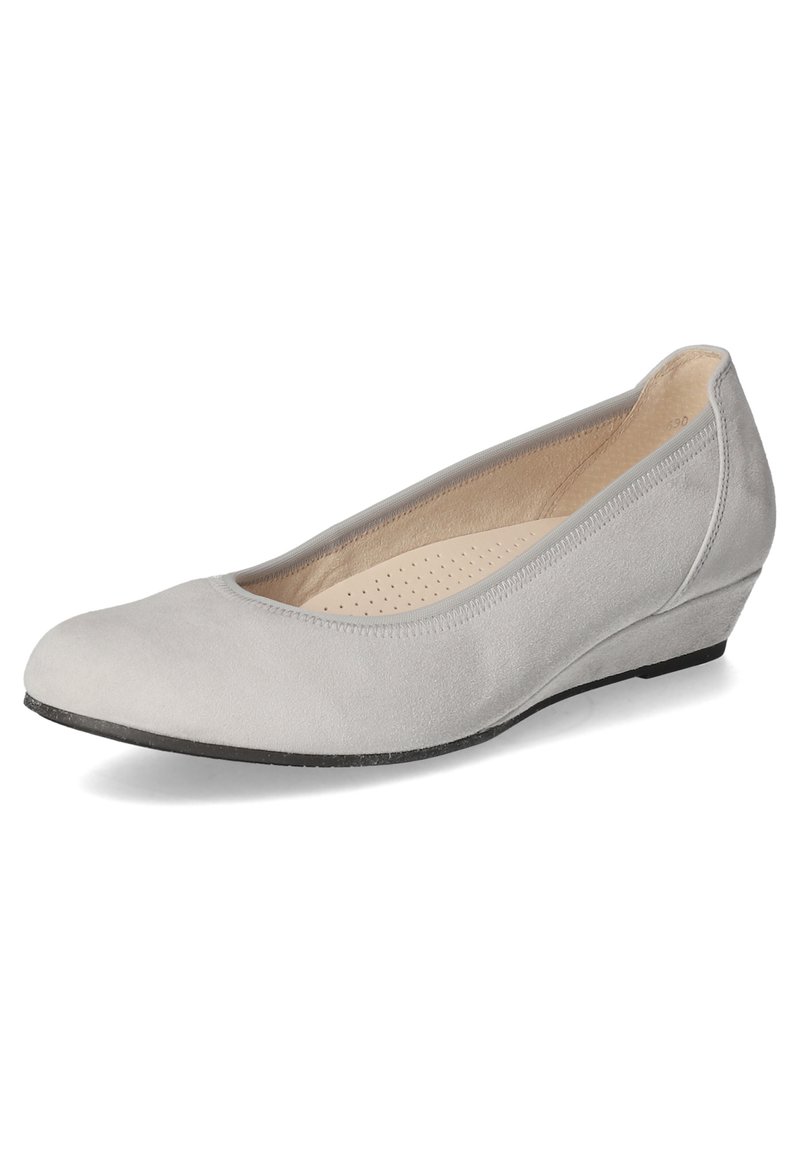 Grijze nubuck wedge schoen met een ronde neus en een lage hak, met een gladde textuur en een geperforeerde binnenzool voor ademend vermogen.