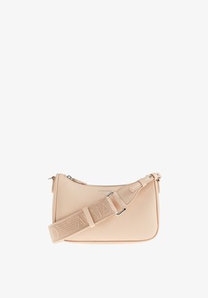 Beigen sävyinen, teksturoidusta nahasta valmistettu olkalaukku, jossa leveä säädettävä olkahihna, jossa "Armani"-brändäys ja hopeanvärinen vetoketjusuljin.