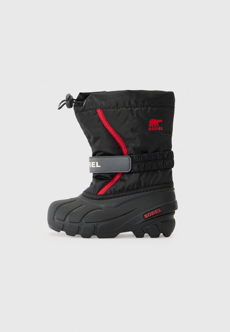 Botas de invierno negras con upper impermeable, acentos rojos, cordón elástico en la parte superior y suela rugosa para tracción. Nombre de la marca "SOREL" visible.