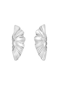Zilveren oorbellen met een geribbelde vorm, met een schelpachtige uitstraling. Glad oppervlak met een gepolijste afwerking, die de ingewikkelde plooien benadrukt.