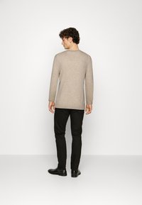 Farah BIRCHALL CREW - Camisola - straw beige