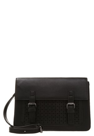 Schwarze Leder-Crossbody-Tasche mit perforiertem Vorderteil, zwei Schnallenriemen und verstellbarem Schultergurt.