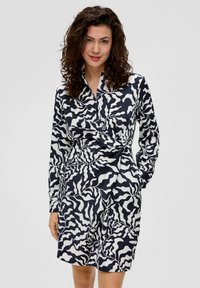 Knopfkleid mit einem abstrakten Muster in Marineblau und Weiß, langen Ärmeln, Kragen und strukturiertem Stoff mit einem taillierten Design.