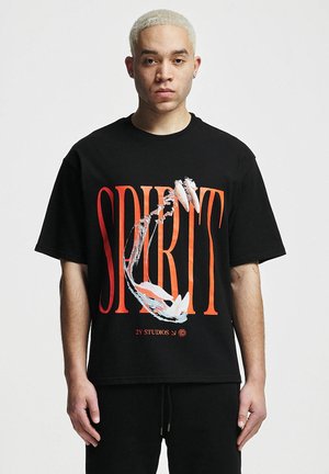 Melna pārspīlēta t-krekla ar spilgtu sarkano tekstu "SPIRIT", ar krāsainu grafisko dizainu un logo apakšā. Īsas piedurknes.