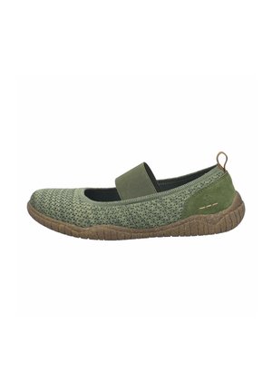 Scarpa slip-on in maglia verde chiaro con cinturino elastico, suola marrone testurizzata e anello sul tallone.
