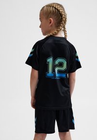 Zwarte sporttanktop met blauwe en groene accenten, voorzien van het nummer 12 in een gradient stijl op de achterkant. Gecoördineerd met zwarte shorts.