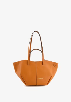 Sac fourre-tout en cuir tan avec deux longues poignées, large ouverture et couture contrastante. Présente des accents circulaires et un logo de marque à l'avant.