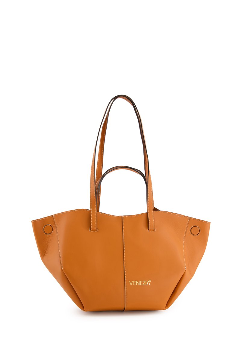 Sac fourre-tout en cuir tan avec deux longues poignées, large ouverture et couture contrastante. Présente des accents circulaires et un logo de marque à l'avant.