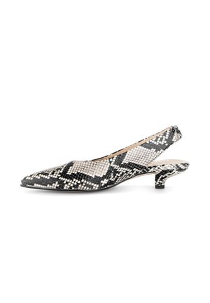 Zwarte en witte slingback schoen met spits toelopende neus en lage kittenhak in slangenhuidpatroon op witte achtergrond.