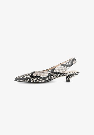 Zwarte en witte slingback schoen met spits toelopende neus en lage kittenhak in slangenhuidpatroon op witte achtergrond.