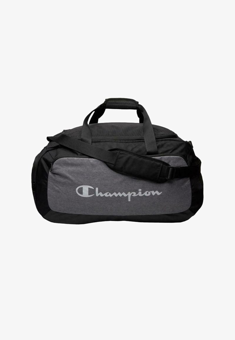 Borsa da viaggio nera e grigia con doppie maniglie, tracolla regolabile e un prominente logo grigio "Champion" sul pannello frontale.