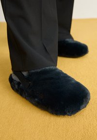 CALM - Tofflor & inneskor - black/black
