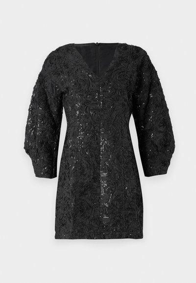 Vestido preto com decote em V, mangas longas bufantes e padrão floral texturizado. Apresenta lantejoulas e um fecho éclair na parte de trás.