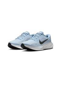 Zapatillas deportivas de color azul claro con parte superior texturizada, logo Swoosh negro y suela blanca. Diseño con cordones y media suela acolchada para mayor comodidad.