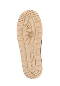 Gummisål til sko med tekstureret, mønstret design. Indeholder riller for at forbedre grebet, en let tan-farve og mærker for størrelse og mærke.