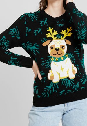 Czarny sweter z zielonymi wzorami gałązek sosny oraz kreskówkowym psem rasy mops, noszącym żółte reniferowe rogi i zielony kołnierz z dzwoneczkami.