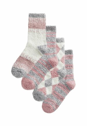Ensemble de quatre chaussettes présentant des motifs variés en blanc, rose et gris. Les matériaux semblent doux et pelucheux avec des designs côtelés et géométriques.