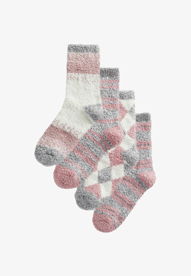 Sätt med fyra strumpor som har olika mönster i vitt, rosa och grått. Materialen verkar mjuka och lurviga med ribbade och geometriska designer.